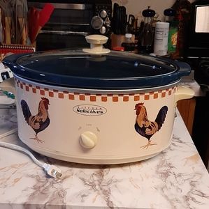 SOLD!!!!7 Quart Crockpot with Roosters on it